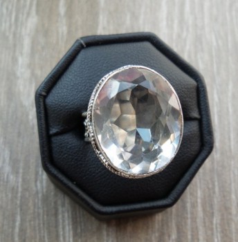 Zilveren edelsteen ring met wit Topaas in bewerkte setting 18 mm